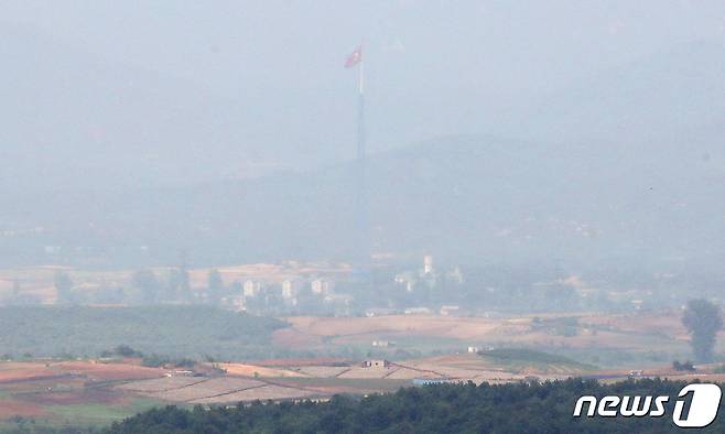 30일 오후 경기도 파주시 오두산통일전망대에서 바라본 북한 황해북도 판문군 기정동 마을에 인공기가 나부끼고 있다. 북한 군부 2인자인 리병철 노동당 중앙군사위원회 부위원장은 이날 조선중앙통신을 통해 "군사정찰위성 1호기를 6월에 곧 발사할 계획＂이라고 밝혔다. 2023.5.30/뉴스1 ⓒ News1 구윤성 기자