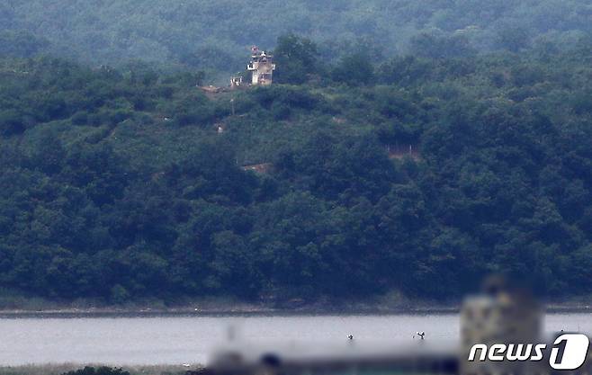 30일 오후 경기도 파주시 오두산통일전망대에서 바라본 북한 황해북도 접경지역의 북한군 초소에 인공기가 나부끼고 있다. 북한 군부 2인자인 리병철 노동당 중앙군사위원회 부위원장은 이날 조선중앙통신을 통해 "군사정찰위성 1호기를 6월에 곧 발사할 계획＂이라고 밝혔다. 2023.5.30/뉴스1 ⓒ News1 구윤성 기자