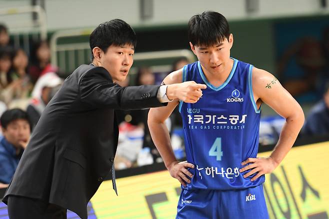 가스공사 김낙현(오른쪽)과 강혁 감독. 사진 | KBL