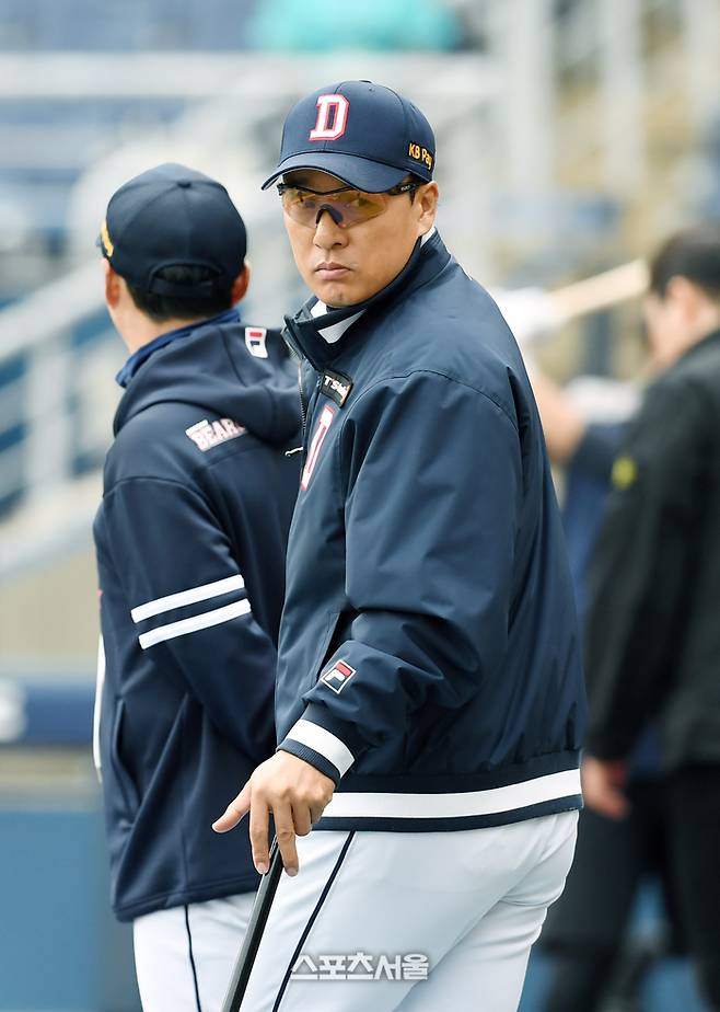 두산 베어스 이승엽 감독이 훈련 중인 선수들을 바라보고 있다. 박진업기자 upandup@sportsseoul.com