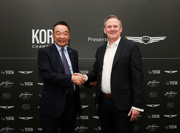 지난 5월 전략적 업무 협약식 후 기념촬영에 임한 KPGA 구자철 회장(좌)과 벤 코웬 Chief Tournament Business Officer. 사진┃KPGA