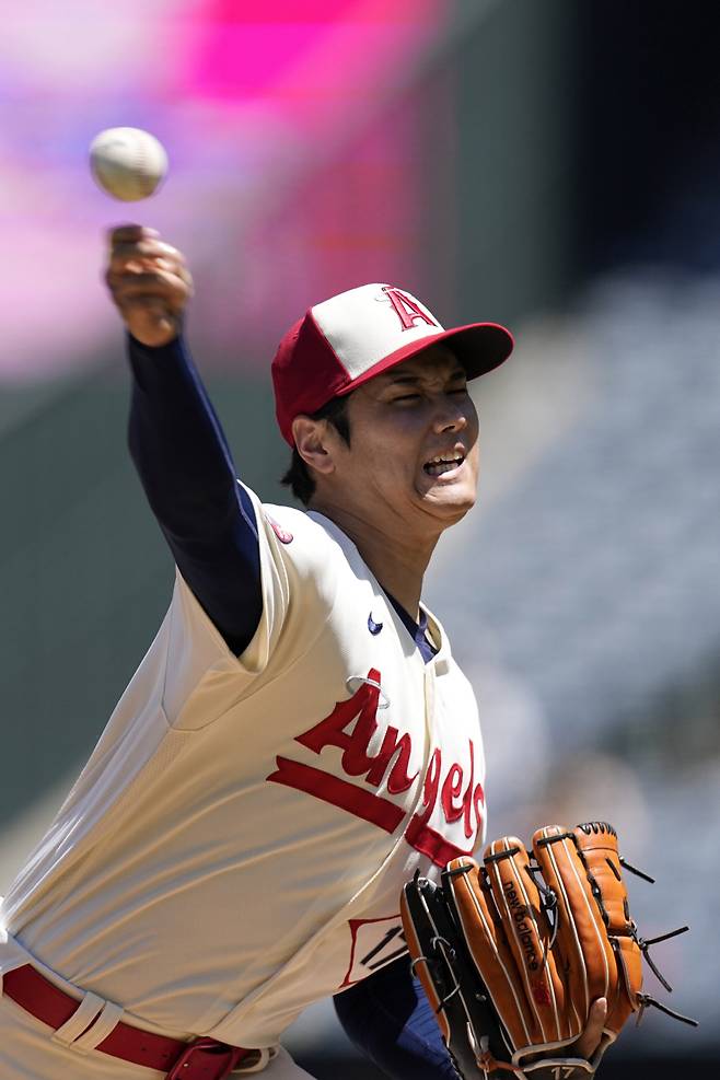 오타니 쇼헤이가 지난 8월 24일(한국시각) 신시내티 레즈와의 더블헤더 1차전에 등판해 힘껏 공을 던지고 있다. 올시즌 오타니의 마지막 등판이었다. AP연합뉴스