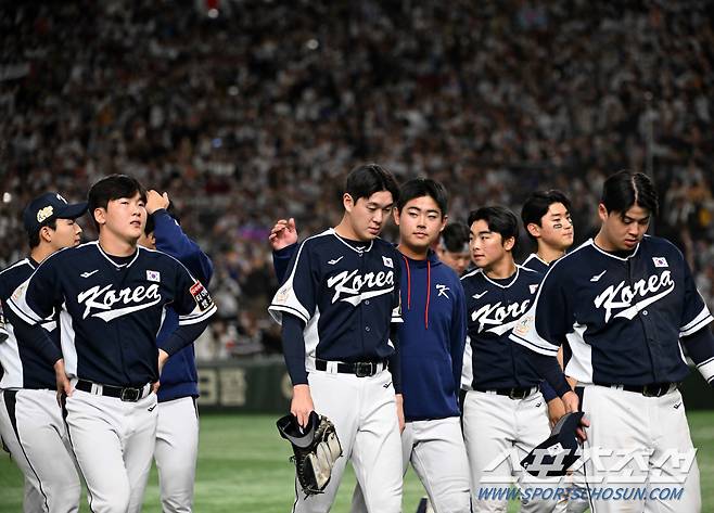 19일 일본 도쿄돔에서 열린 2023 아시아 프로야구 챔피언십(APBC) 한국과 일본의 결승전. 경기에서 패한 한국 선수들이 아쉬워하고 있다. 도쿄(일본)=박재만 기자 pjm@sportschosun.com/2023.11.19/