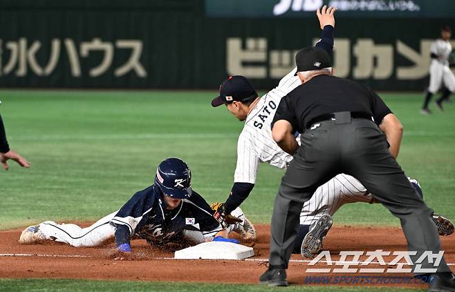 19일 일본 도쿄돔에서 열린 2023 아시아 프로야구 챔피언십(APBC) 한국과 일본의 결승전. 4회초 2사 1루 김혜성 안타 때 최지훈이 3루를 향해 몸을 날리고 있다. 도쿄(일본)=박재만 기자pjm@sportschosun.com/2023.11.19/