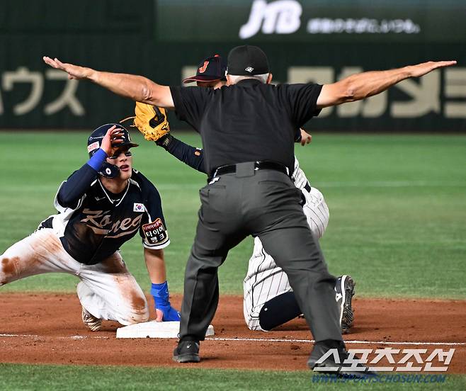 19일 일본 도쿄돔에서 열린 2023 아시아 프로야구 챔피언십(APBC) 한국과 일본의 결승전. 4회초 2사 1루 김혜성 안타 때 최지훈이 3루를 향해 몸을 날리고 있다. 도쿄(일본)=박재만 기자pjm@sportschosun.com/2023.11.19/