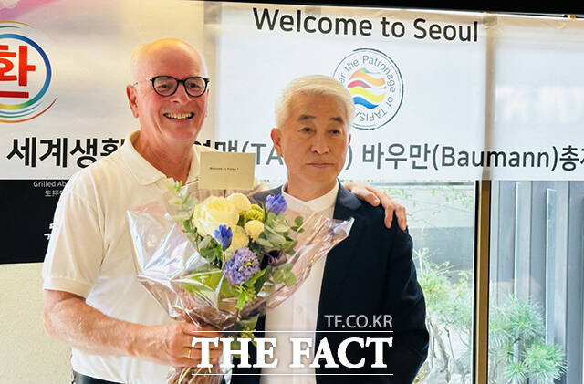 지난 10월 말 방한한 볼프강 바우만 세계생활체육연맹(TAFISA) 총재와 만난 문종금 회장.