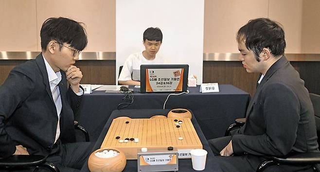 신진서(왼쪽)와 리쉬안하오의 대국 모습. LG배 세 번째 패권을 겨냥 중인 신진서가 완승, 지난해 춘란배 준결승 패배를 설욕했다. /한국기원