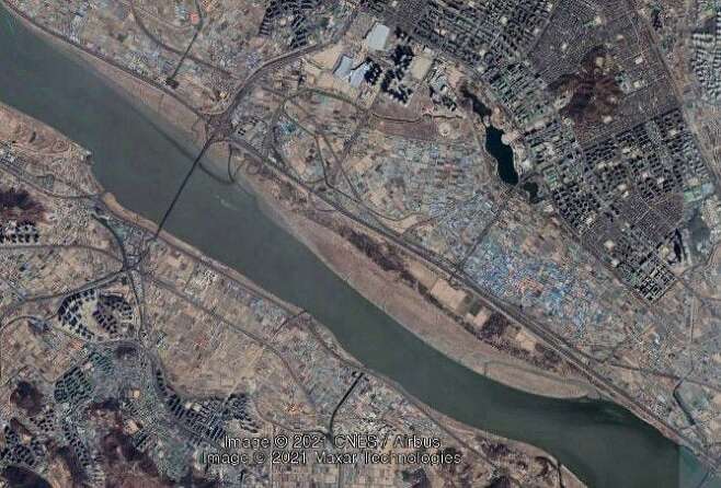 장항습지의 2019년 3월 구글 사진.  왼쪽 한강을 가로지른 다리는 일산대교. 습지 규모가 2008년에 비해 크게 확장돼 있다.
