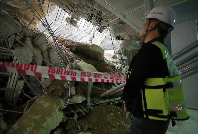 국토안전관리원 관계자가 2일 인천시 서구 검단의 한 아파트 지하주차장 슬래브 붕괴 현장을 살피고 있다. /뉴스1