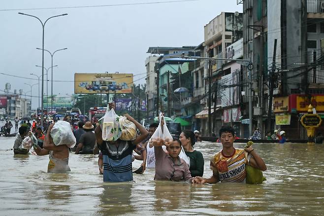 지난 10월 10일 미얀마 바고 지역이 홍수로 마을 전체가 물에 잠겼다./AFP 연합뉴스