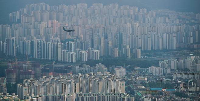 서울 송파구 롯데월드타워 서울스카이에서 본 시내 아파트 단지. /뉴스1