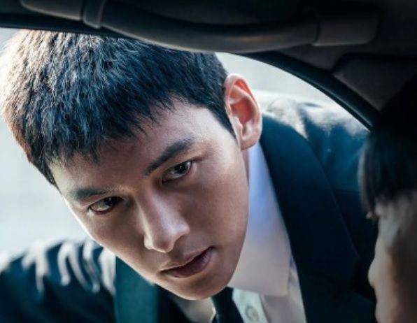 준모의 복잡한 심경을 표현한 배우 지창욱의 눈 ⓒ월트디즈니 컴퍼니 코리아 제공