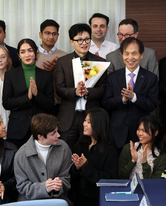 한동훈 법무부 장관이 21일 오후 대전 한국과학기술원(KAIST)을 방문해 해외 유학생들과 기념사진을 찍고 있다.<연합뉴스>