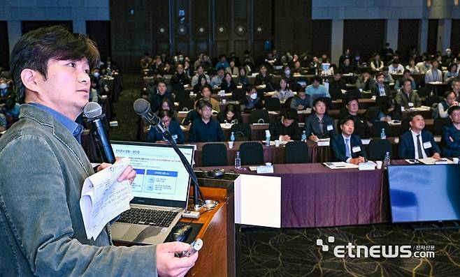 디지털문서 플랫폼 콘퍼런스 2023이 전자신문과 한국디지털문서플랫폼협회 공동주관으로 21일 서울 서초구 엘타워에서 열렸다. 박정섭 한국인터넷진흥원 단장이 '전자문서 확산을 위한 정부의 노력과 향후 전망'을 주제로 특별강연 하고 있다. 이동근기자 foto@etnews.com