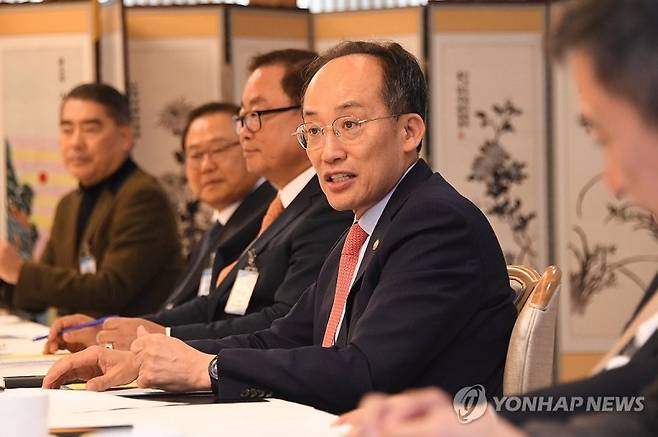 서비스산업 정책간담회 주재하는 추경호 부총리 (서울=연합뉴스) 추경호 경제부총리 겸 기획재정부 장관이 15일 정부서울청사에서 열린 서비스산업 정책간담회를 주재하고 있다. 2023.11.15 [기획재정부 제공. 재판매 및 DB 금지] photo@yna.co.kr (끝) /사진=연합뉴스