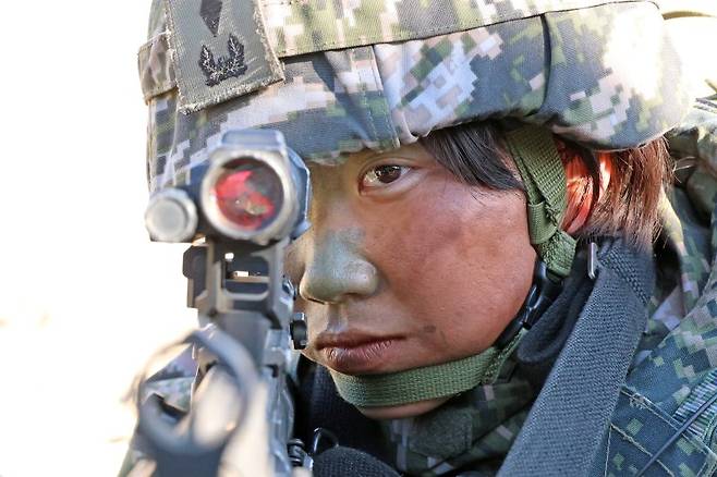 21일 경북 포항시 남구 해안에서 '2023 호국 합동상륙훈련'에 참가한 해병대 소대장이 총을 들고 앞을 바라보고 있다. 사진=연합뉴스