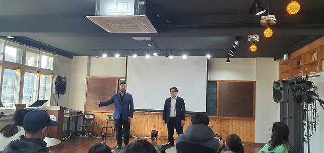 ‘두 남자의 뮤지컬’ 공연 중.