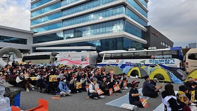 지난 9일 낮 강원 원주시에 있는 국민건강보험공단에서 공공운수노조 국민공강보험공단고객센터지부 조합원들이 조속한 정규직화 방안 이행을 촉구하는 집회를 하고 있다. 장현은 기자