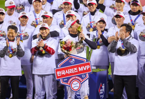 <yonhap photo-4773="">(서울=연합뉴스) 김주성 기자 = 13일 서울 잠실야구장에서 열린 2023 KBO 한국시리즈 5차전 kt wiz와 LG 트윈스의 경기. 29년 만에 한국시리즈 우승을 이끈 LG의 주장 오지환이 MVP에 선정된 뒤 트로피에 입맞춤을 하고 있다. </yonhap>