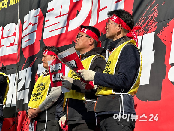 이기호(가운데) 육상노조 지부장 등 간부들이 21일 서울 여의도 산업은행 앞에서 'HMM노동조합 전체 조합원 궐기대회'를 진행하고 있다. [사진=양호연 기자]