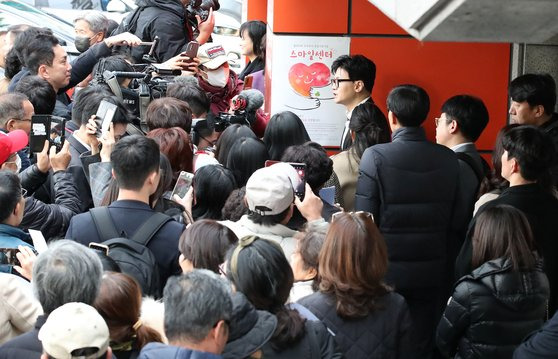 한동훈 법무부 장관이 17일 오후 대구 수성구 만촌동 대구스마일센터를 찾아 직원 간담회를 마친 뒤 사인과 기념촬영을 위해 기다리던 시민들에 둘러싸여 있다. 당시 한 장관은 서울행 기차 시간을 3시간 뒤로 미루면서 시민의 촬영요구에 응했다. 뉴스1