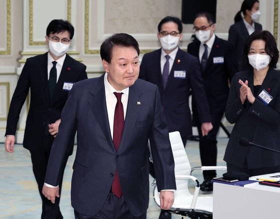 윤석열 대통령이 지난 1월 26일 청와대 영빈관에서 열린 법무부·공정거래위원회·법제처 등에 대한 업무보고에 한동훈 법무부 장관, 이원석 검찰총장 등과 함께 입장하고 있다. 연합뉴스