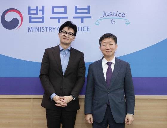 한동훈 법무부 장관이 20일 오후 경기도 과천시 정부과천청사에서 우병렬 신임 이민정책연구원 원장과 면담 후 기념촬영을 하고 있다. 사진 법무부