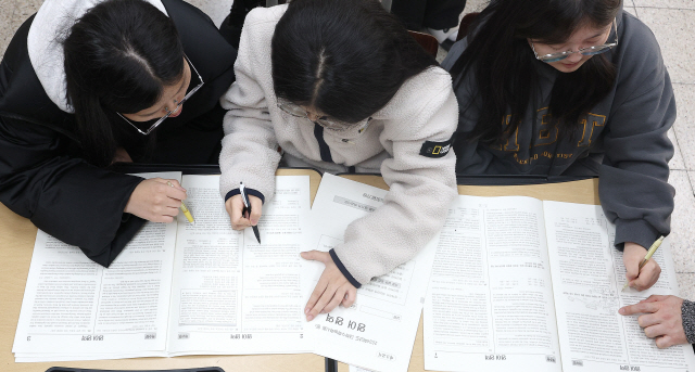 ▲ 2024학년도 대학수학능력시험 다음날인 지난 17일 대구 수성구 정화여자고등학교 3학년 교실에서 수험생들이 가채점하고 있다. 연합뉴스