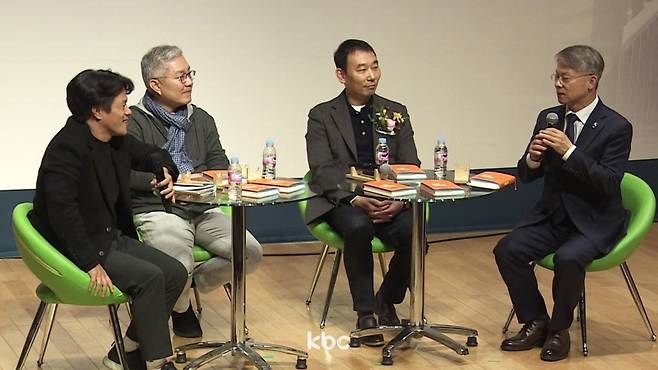 ▲더불어민주당 민형배 의원 출판기념회, 왼쪽부터 박구용 교수, 최강욱 전 의원, 김용민 의원, 민형배 의원