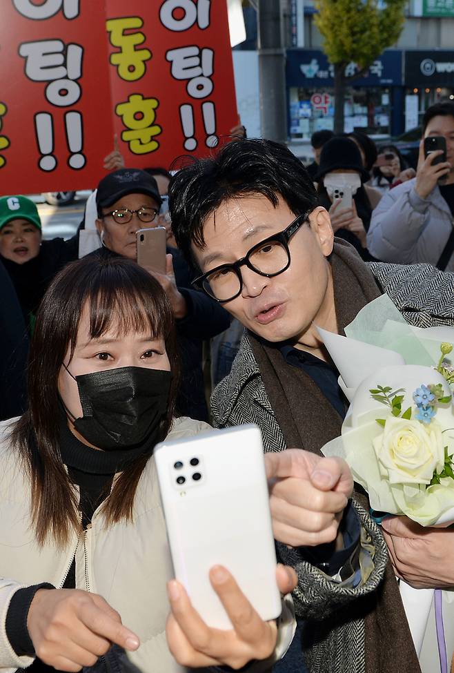 한동훈 법무부 장관이 21일 오전 대전 중구 한국어능력 평가센터 개소식에 참석하기 전 지지자와 기념사진을 찍고 있다. 공동취재