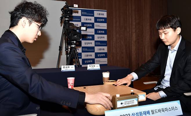 롄샤오 9단과 삼성화재배 8강 대국을 벌이고 있는 박정환 9단(오른쪽). 한국기원 제공