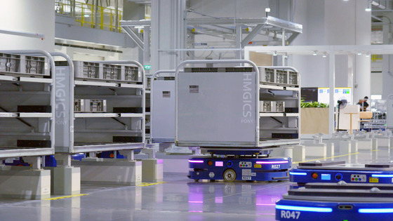 Automated Guided Vehicle robots move between cells at the Hmgics [HYUNDAI MOTOR]