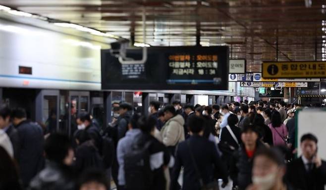 지난 9일 오후 1차 파업날 퇴근길 지하철 풍경. / 사진 = 연합뉴스