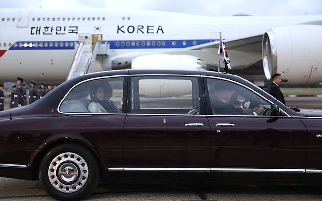영국을 국빈 방문하는 윤석열 대통령과 부인 김건희 여사가 20일(현지시간) 런던 스탠스테드 공항에 전용기인 공군 1호기편으로 도착해 영국측에서 준비한 의전차량을 타고 이동하고 있다.  이승환 기자