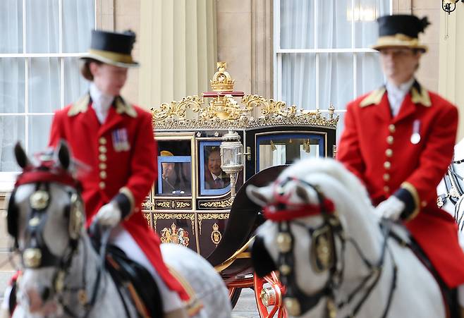 영국을 국빈 방문한 윤석열 대통령과 찰스 3세 영국 국왕이 21일(현지시간) 런던 호스가즈 광장에서 열린 공식환영식을 마친 뒤 마차를 타고 버킹엄궁에 도착하고 있다. 2023.11.21