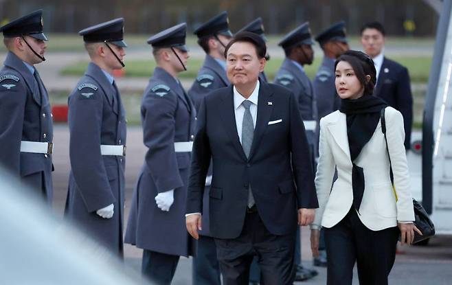 [런던=뉴시스] 전신 기자 = 영국을 국빈 방문한 윤석열 대통령과 부인 김건희 여사가 20일(현지시간) 런던 스탠스테드 국제공항에 도착해 차량으로 이동하고 있다. 2023.11.21.