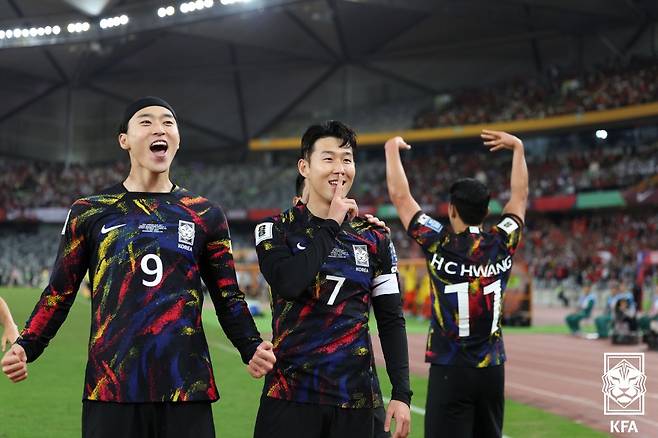 (서울=뉴스1) = 대한민국 축구대표팀 손흥민이 21일  중국 선전 유니버시아드 스포츠센터 경기장에서 열린 2026 FIFA 북중미 월드컵 아시아 지역 2차 예선 C조 조별리그 대한민국과 중국의 경기에서 페널티킥으로 선제골을 넣은 후 세리머니를 하고 있다. (대한축구협회 제공) 2023.11.21/뉴스1  Copyright (C) 뉴스1. All rights reserved. 무단 전재 및 재배포,  AI학습 이용 금지.