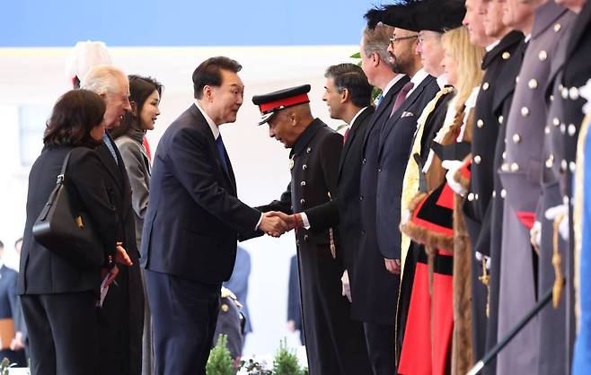 [런던=뉴시스] 전신 기자 = 영국을 국빈 방문 중인 윤석열 대통령이 21일(현지시간) 런던 호스가즈 광장에서 열린 공식환영식에서 찰스 3세 국왕의 소개로 영국 측 환영인사와 인사하고 있다. 2023.11.21.