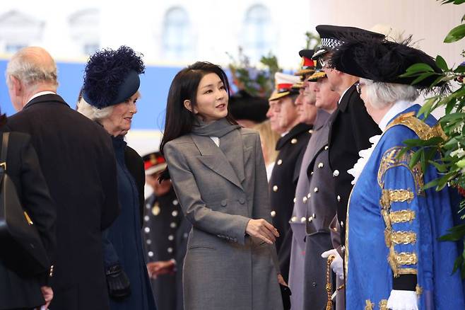 [런던=뉴시스] 전신 기자 = 영국을 국빈 방문 중인 윤석열 대통령의 부인 김건희 여사가 21일(현지시간) 런던 호스가즈 광장에서 열린 공식환영식에서 카밀라 왕비의 소개로 참석 인사들과 악수하고 있다. 2023.11.21.