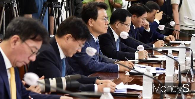 김광수 은행연합회장을 비롯한 시중·지방 은행장들이 16일 서울 중구 명동1가 은행회관에서 진행된 수출금융종합지원 방안 간담회에 참석해 김주현 금융위원장의 발언을 경청하고 있다./사진=임한별 기자