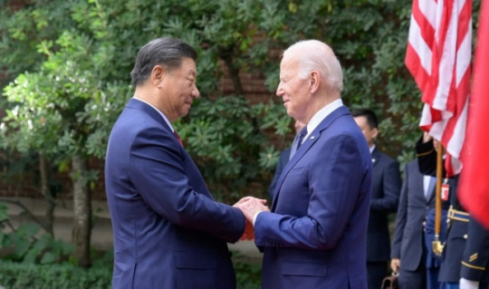 조 바이든 미국 대통령과 시진핑 중국 국가주석이 지난 15일(현지시간) 미국 캘리포니아주 우드사이드에서 만나 손을 맞잡고 있다. UPI 연합뉴스(중국 외교부 제공)