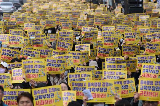 지난 2월 12일 서울 용산구 대통령실 인근 삼각지에서 전국교직원노동조합 주최로 열린 ‘윤석열식 유보통합’ 전면 철회를 위한 전국 교사대회에서 전국의 유치원 교사 등 참가자들이 구호를 외치고 있다. 박윤슬 기자