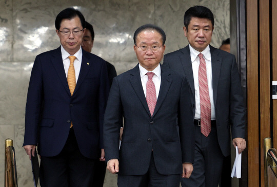 윤재옥 국민의힘 원내대표가 21일 오전 서울 여의도 국회에서 열린 원내대책회의에 참석하고 있다. 왼쪽부터 이만희 사무총장, 윤 원내대표, 유의동 정책위 의장. 뉴시스