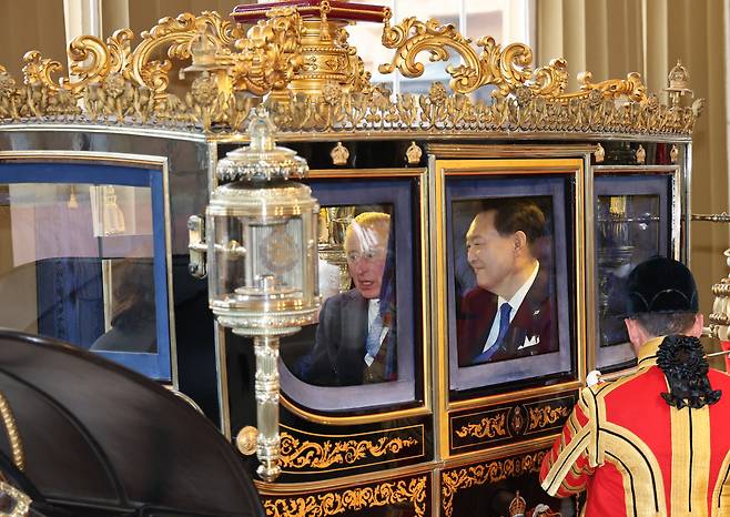 영국을 국빈 방문한 윤석열 대통령과 찰스 3세 영국 국왕이 21일(현지시간) 런던 호스가즈 광장에서 열린 공식환영식을 마친 뒤 마차를 타고 버킹엄궁에 도착하고 있다. [연합]