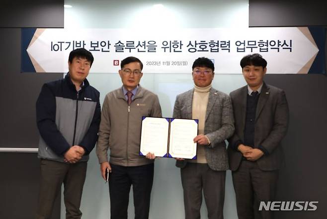[서울=뉴시스] 김용철 반도건설 대표(가운데 왼쪽), 이재원 씨큐앤비 대표(가운데 오른쪽) 및 관계자들이  IoT 기반 보안솔루션을 위한 상호협력 업무협약을 체결하고 기념촬영을 하고 있다.