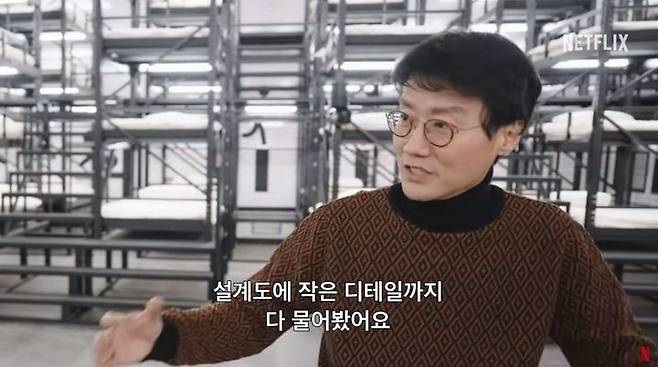 [서울=뉴시스] '오징어 게임'을 연출한 황동혁 감독이 지난 10일 '오징어 게임: 더 챌린지' 세트장을 소개한 유튜브 영상에 출연했다. (사진=넷플릭스 유튜브 캡처) *재판매 및 DB 금지