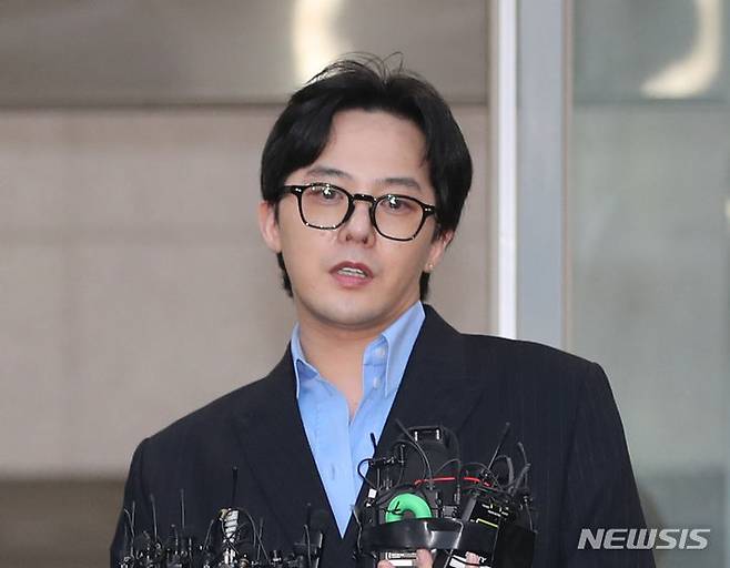 [인천=뉴시스] 전진환 기자 = 마약 투약 의혹을 받는 가수 지드래곤(권지용)이 6일 오후 인천 남동구 인천논현경찰서에 자진 출석해 조사를 마치고 나와 기자 질문에 답하고 있다. 2023.11.06. amin2@newsis.com