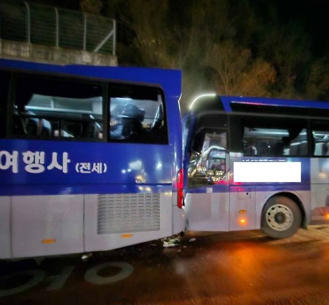 [홍천=뉴시스] 21일 소방당국은 이날 오후 6시21분경 강원특별자치도 홍천군 홍천읍 하오안리 86-1 44번국도 양덕원에서 홍천방향에서  45인승  D리조트 통근버스 2대가 추돌히는 사고가 발생했다 고 밝혔다. 강원특별자치도소방본부 제공. *재판매 및 DB 금지