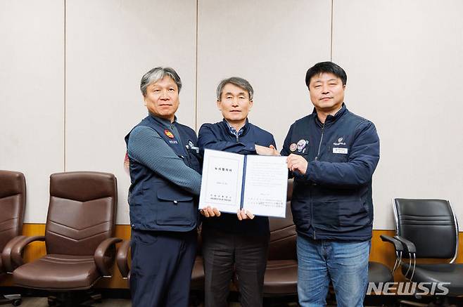 [서울=뉴시스]서울교통공사 노사가 협상을 타결한 21일 서울 성동구 서울교통공사 본사에서 이양섭 서울교통공사통합노동조합 위원장(왼쪽부터), 백호 서울교통공사사장, 명순필 서울교통공사노동조합 위원장이 노사합의서를 들고 기념촬영을 하고 있다.(제공=서울교통공사)