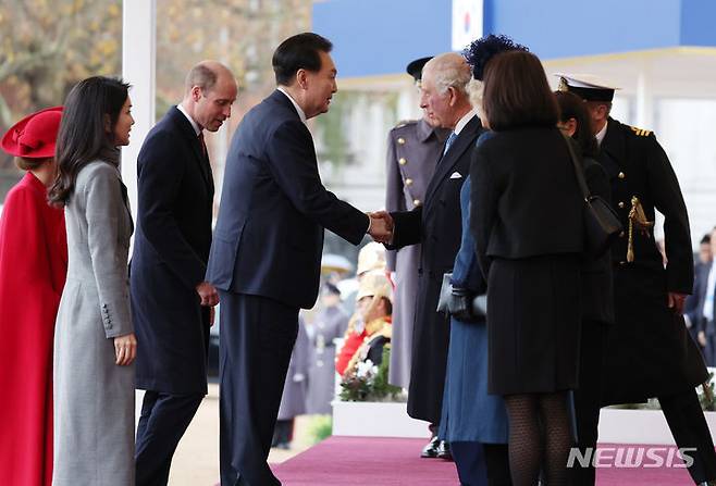 [런던=뉴시스] 전신 기자 = 영국을 국빈 방문 중인 윤석열 대통령과 부인 김건희 여사가 21일(현지시간) 런던 호스가즈 광장에서 열린 공식환영식에서 찰스 3세 국왕 부부와 인사하고 있다. 2023.11.21. photo1006@newsis.com